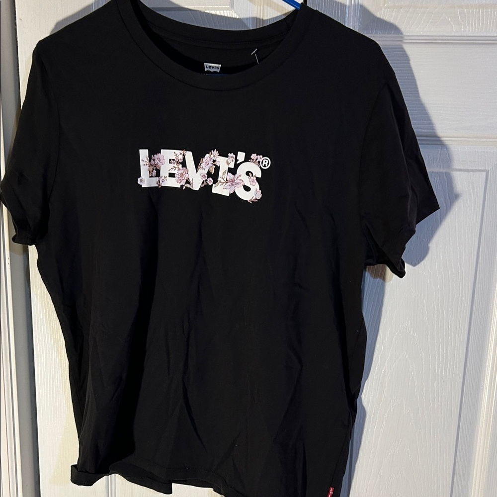 NWT Levi’s tee